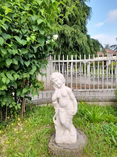 a statue of a child standing in front of a fence at Da Betty in Asti