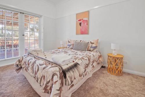 Postel nebo postele na pokoji v ubytování Little Sunshine - Family Friendly, Near CBD
