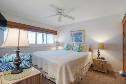 Postel nebo postele na pokoji v ubytování Stunning Oceanfront View Top Floor Condo at Wailua Bay View