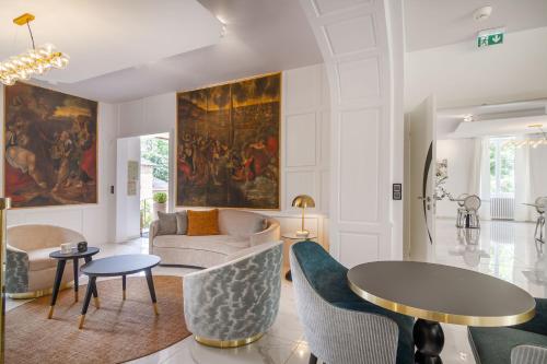 a living room with a couch and a table at Château de Maraval in Cénac-et-Saint-Julien