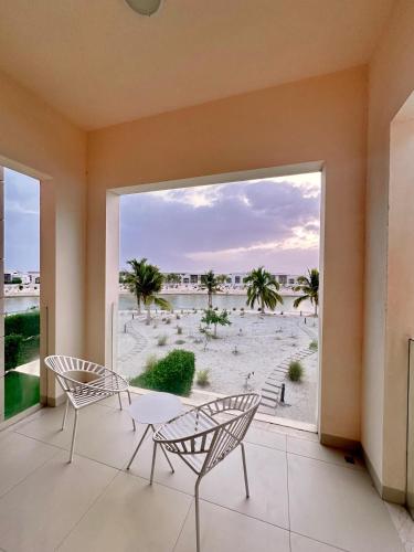 a balcony with chairs and a view of the beach at 2 Hawana VIP Studio in Ma‘mūrah