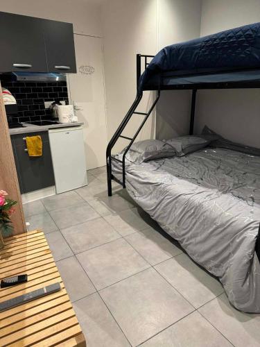 Postel nebo postele na pokoji v ubytování Studio plus proche metro 13