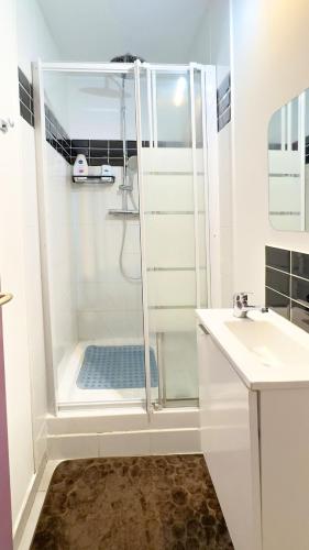une salle de bain blanche avec une douche et un lavabo dans l'établissement Chambre à Antony proche de Paris et à 10 minutes aéroport Orly, à Antony