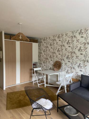 un salon avec un canapé et une table dans l'établissement Le studio de Myriam, à Vernon