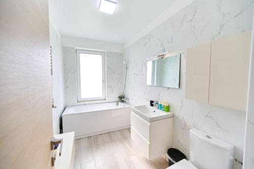 Et badeværelse på Dazzling Sunset Studio in Nord10 Pool Resort