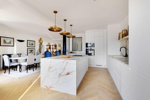 une cuisine avec un comptoir en marbre et une salle à manger dans l'établissement Luxury apartment - 3BR-6P - Faubourg Saint-Honoré, à Paris