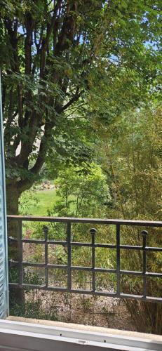 Joli 2 pièces, chambre sur jardin arboré