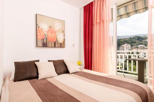 Un dormitorio con una cama grande y una ventana. en Apartment Nina, en Dubrovnik