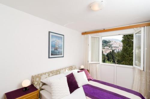 Una sala de estar con un sofá y una ventana. en Apartment Nina, en Dubrovnik