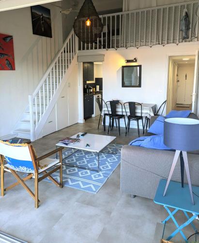 un salon avec un canapé et une table dans l'établissement Collioure vue imprenable T3 Garage privé, à Collioure