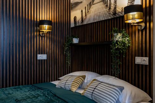 Una cama con dos almohadas encima en un dormitorio. en UNITApartament Short Rent Apartment in Warsaw by Metro Station Rondo ONZ Apart with 3bedrooms 22, en Varsovia