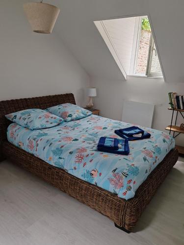 une chambre avec un lit avec une couette bleue dans l'établissement les petits poissons dans l eau, à Mers-les-Bains