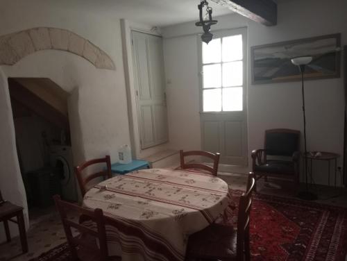 アヴィニョンにあるAvignon centre chambre SDB cuisine jardin privéのテーブルと椅子と窓のある部屋