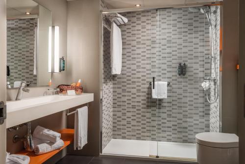 a bathroom with a shower with a sink and a toilet at Estival Centurión Playa in Cambrils