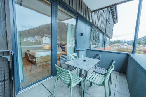 patio ze stołem i krzesłami na balkonie w obiekcie Ferienwohnungen Karlingerhof am See w mieście Achenkirch