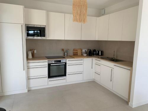 Køkken eller tekøkken på Maisonnette with swimming pool