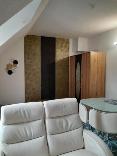 un salon avec un canapé blanc et une table dans l'établissement Bel F1 calme et central, à Gournay-en-Bray