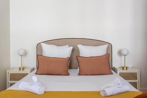 - un lit avec 2 paires de chaussons dans l'établissement Marcel s Madeleine, à Paris