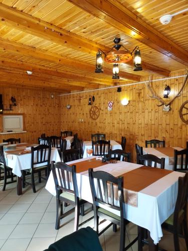 Een restaurant of ander eetgelegenheid bij Pensiunea La Taverna