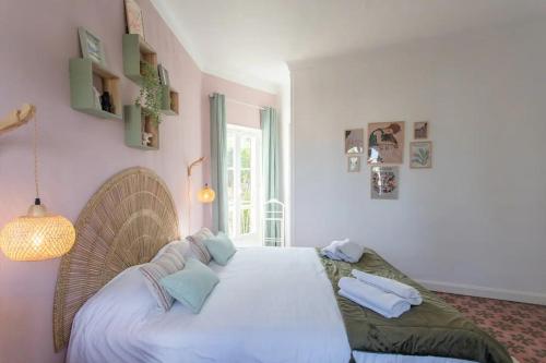 une chambre avec un grand lit blanc avec des oreillers bleus dans l'établissement Lovely old town house sea view, 1br AC, pool,sauna, à Cagnes-sur-Mer