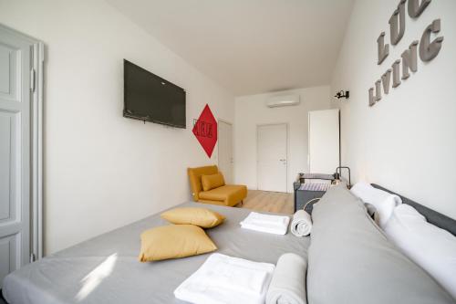 a living room with a couch and a tv at Renzo & Lucia Living Lake in Malgrate