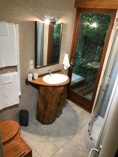 Koupelna v ubytování Bus atypique au bord du canal du midi et au cœur d'une forêt 2 chambres