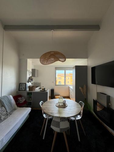un salon avec une table et un canapé dans l'établissement Location à la semaine bel appartement Cap D agde, au Cap d'Agde