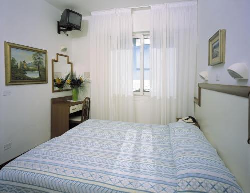 a bedroom with a bed and a window at Hotel Bolivar in Lido di Jesolo