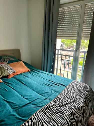 une chambre avec un lit et une fenêtre avec vue dans l'établissement Break à deux pas de paris, à Puteaux