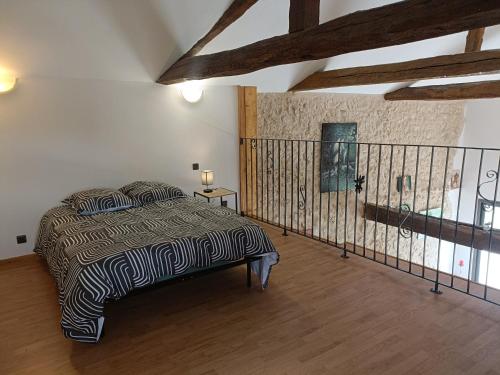 une chambre avec un lit dans une pièce dans l'établissement LE GRAND CASTILLON - Gîte pêche avec 2 étangs privés, foret et Jacuzzi en option, à Castelnau-dʼAuzan