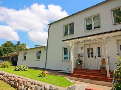 a white house with a fence in front of it at Wohnung in Neubukow nahe Ostseestrand in Neubukow