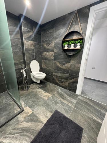 Ένα μπάνιο στο B&B rooms