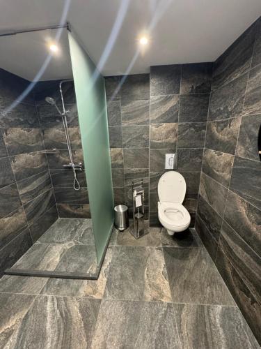 Ένα μπάνιο στο B&B rooms