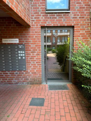 an entrance to a brick building with a door at Penthouse-Wohnung mit Flussblick in Oldenburg