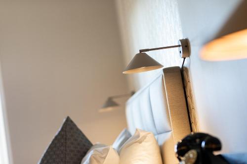 a lamp sitting on top of a couch at Stufvenäs Gästgifveri in Söderåkra