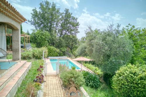 une cour avec une piscine et un arbre dans l'établissement LES GUIOLS Villa AirCo for 8 By Sunset, à Le Rouret