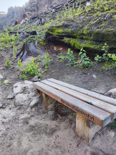 a wooden bench sitting on top of a hill at Ubytování Goliáš in Krásná Lípa