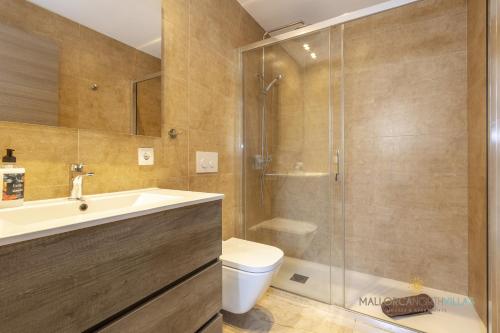 a bathroom with a shower and a toilet and a sink at Villa Iola a 150m de la playa ideal para familias y amigos in Playa de Muro