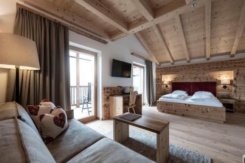 Postel nebo postele na pokoji v ubytování Dolmites Nature Hotel Vigilerhof