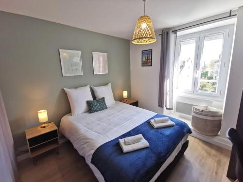 une chambre avec un grand lit avec deux serviettes dessus dans l'établissement Nouveau - Le Berlingot nantais, à Nantes