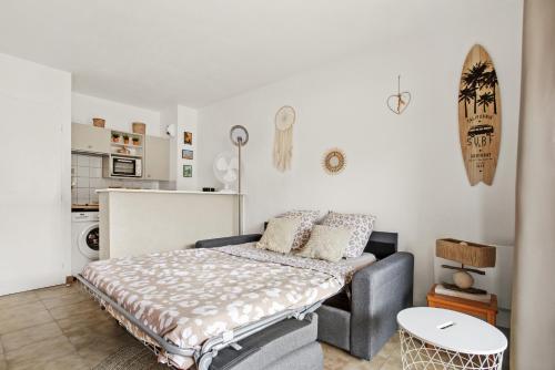 une petite chambre avec un lit et une cuisine dans l'établissement Studio le Castello 150m de la plage, à Fréjus