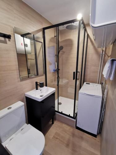une salle de bain avec une douche, des toilettes et un lavabo dans l'établissement Nouveau - Le Berlingot nantais, à Nantes
