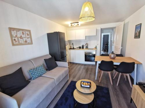 un salon avec un canapé et une table dans l'établissement Nouveau - Le Berlingot nantais, à Nantes