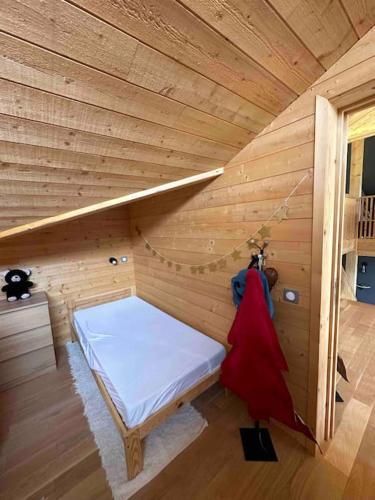 a small room with a bed in a sauna at Chalet d'architecte avec vue panoramique in Allos