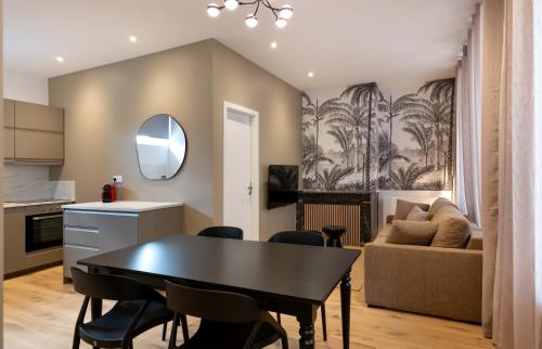 une cuisine et un salon avec une table et un canapé dans l'établissement Cœur de Metz Balnéo - La Suite 2, à Metz