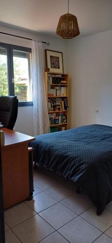 une chambre avec un lit et une étagère dans l'établissement Le confort proche de l'étang, à Marseillan
