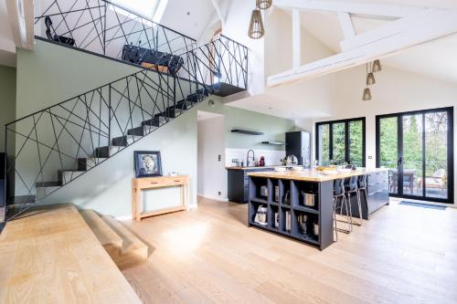 une grande cuisine avec un escalier dans une maison dans l'établissement Nouveau - Le Duplex, 3 chambres, grande terrasse., à Nantes