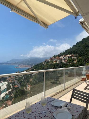 a balcony with a table and a view of the ocean at Attico sul mare in Grimaldi