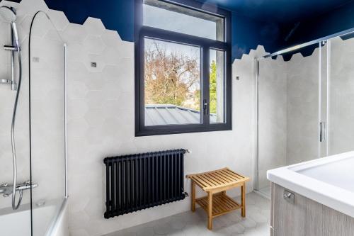 La salle de bains est pourvue d'une fenêtre, d'un lavabo et d'une douche. dans l'établissement Nouveau - Le Duplex, 3 chambres, grande terrasse., à Nantes