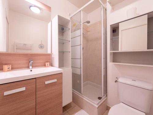 une salle de bain avec une douche, des toilettes et un lavabo dans l'établissement Appartement Serris- Val d'europe -Disney, à Serris